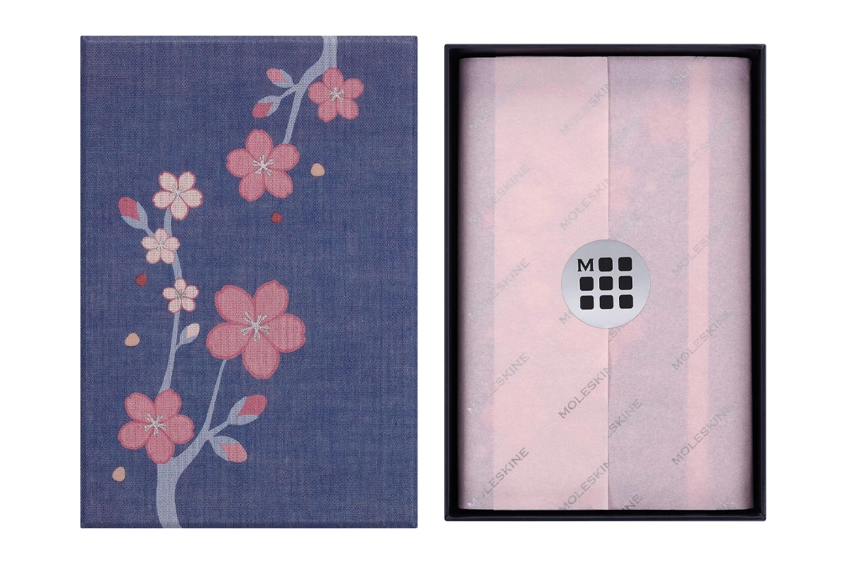 Een Verschijnt 3e week maart - Moleskine Limited Edition Sakura Ruled Hardcover Pocket Notebook + Gift Box koop je bij Moleskine.nl